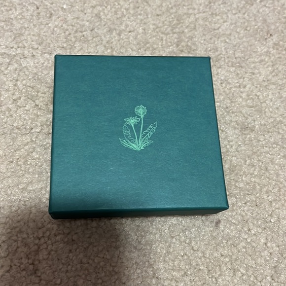 BRAND NEW Dandelion bee pearl drop earrings - Picture 7 of 10